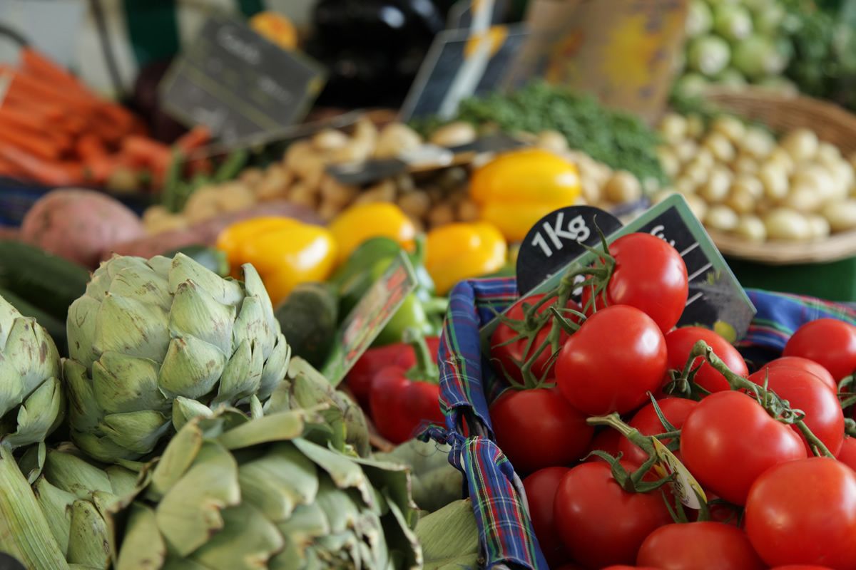 Etalage de légumes sur un marché © Gnis-Laurent Muratet